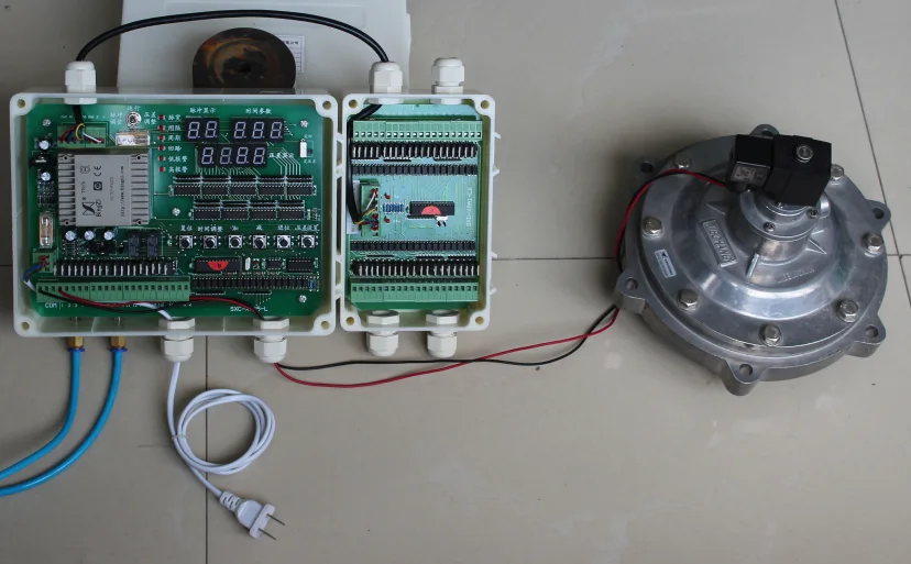 Controlador de pulsos Xiechang® SXC-X8A5 cableado a una válvula de pulso electromagnética
